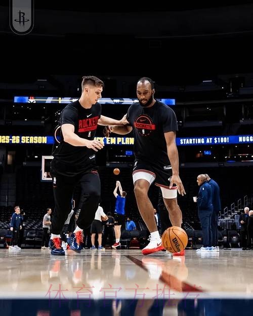 严阵以待!火箭官媒晒众球员赛前热身训练照:周日晚间篮球 严阵以待!火箭官媒晒众球员赛前热身训练照:周日晚间篮球