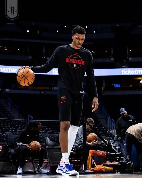 严阵以待!火箭官媒晒众球员赛前热身训练照:周日晚间篮球 严阵以待!火箭官媒晒众球员赛前热身训练照:周日晚间篮球