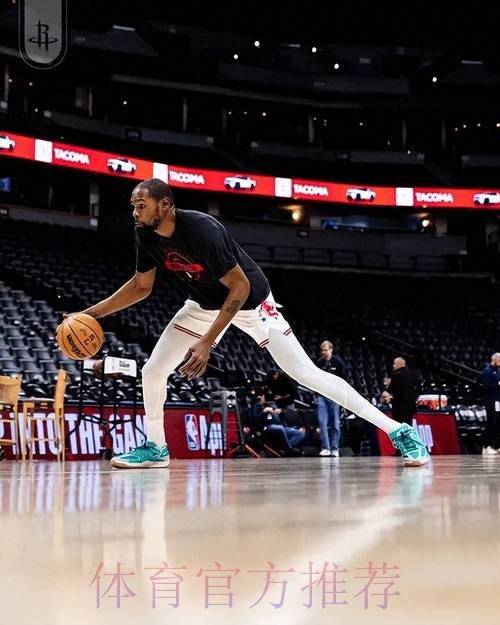 严阵以待!火箭官媒晒众球员赛前热身训练照:周日晚间篮球 严阵以待!火箭官媒晒众球员赛前热身训练照:周日晚间篮球